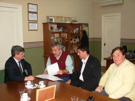 
El Presidente del Concejo Deliberante de San Fernando, Dr. Diego Herrera,  recibi� Presidente del HCD de San Jos� de Met�n, provincia de Salta,  Ing. Luciano Leavy Garc�a y al Concejal, Esteche 
