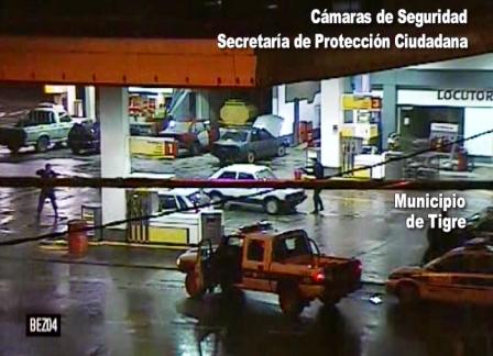 
Las c�maras del Municipio de Tigre permitieron atrapar a dos delincuentes fuertemente armados que acababan de robar un auto GOL blanco  
