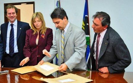
La ministra de Infraestructura de la provincia de Buenos Aires, Cristina �lvarez Rodr�guez, encabez� ayer el acto de licitaci�n para la pavimentaci�n de la bajada del Camino del Buen Ayre al Parque Industrial San Mart�n 
