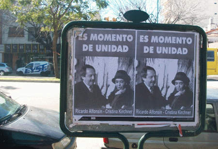 
Pegaron afiches con la foto entre Ricardo Alfons�n y Cristina Fern�ndez  
