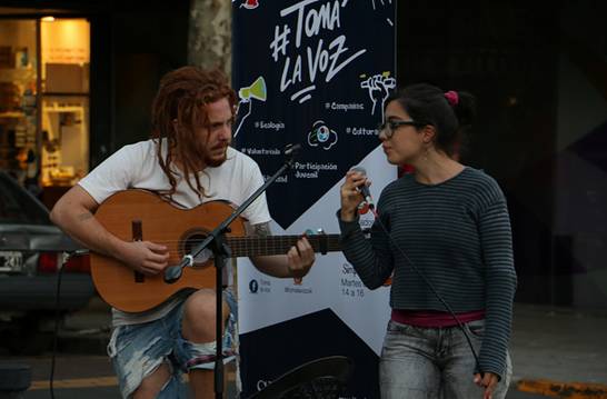 En San Isidro comenzó un ciclo acústico de música callejera - www ... - elcomercioonline.com.ar