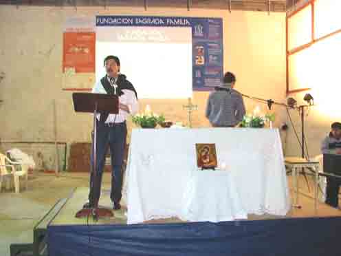 El intendente Posse hablando tras la misa que ofició el obispo Casaretto en la inauguración del local de El intendente Posse hablando tras la misa que ofició el obispo Casaretto en la inauguración del local de