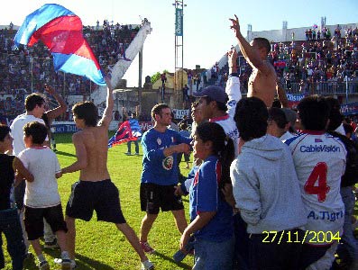 Luna es llavado en andas por los Hinchas