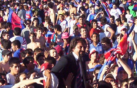 Caruzzo Lombardi llevado en andas por los hinchas