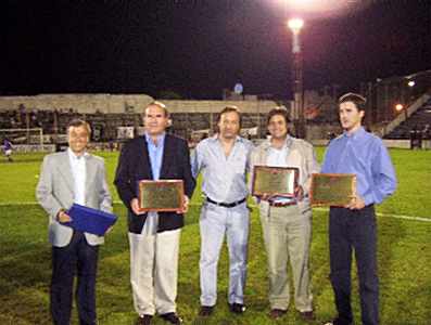 Entrega de plaquetas conmemorativas a Topper, Trillenium, OStel, TN Deportivo, Origenes, Efectivo Sí Entrega de plaquetas conmemorativas a Topper, Trillenium, OStel, TN Deportivo, Origenes, Efectivo Sí