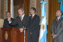 Solá dio aumento a todos sus funcionarios Solá dio aumento a todos sus funcionarios