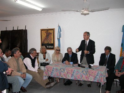 El Ministro de Desarrollo Humano bonaerense, Juan Pablo Cafiero, junto a autoridades de la Municipalidad de San Fernando, entregó hoy por la mañana 80 bastones blancos y relojes parlantes, a alumnos del Centro Municipal de Día para Adultos Ciegos y Disminuidos Visuales