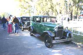 Vuelta de autos clásicos en Villa Adelina