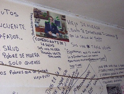 Las paredes muestran la disconformidad con las autoridades Las paredes muestran la disconformidad con las autoridades