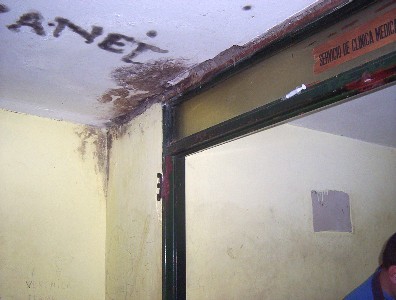 El estado del edificio es realmente muy precario, notese una jeringa en el marco de la puerta. El estado del edificio es realmente muy precario, notese una jeringa en el marco de la puerta.