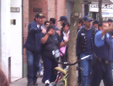 La madre de la víctima llegando al lugar La madre de la víctima llegando al lugar