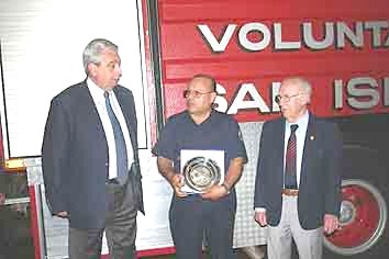 El comandante Ozán, flanqueado por Justo y Laguzzi, con la plaqueta de reconocimiento (der) para con el cuerpo activo de los Bomberos Voluntarios por su labor en el siniestro ocurrido en Unicenter El comandante Ozán, flanqueado por Justo y Laguzzi, con la plaqueta de reconocimiento (der) para con el cuerpo activo de los Bomberos Voluntarios por su labor en el siniestro ocurrido en Unicenter