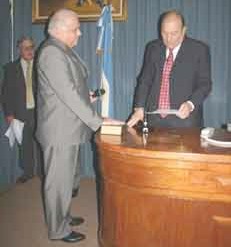 Ek concejal Alberto Trípoli prestando juramento           

 

 

