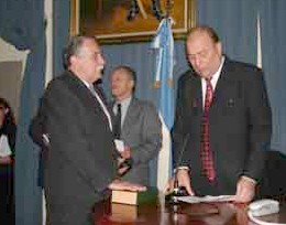 El Concejal Eugenio Schenone prestando juramento 
