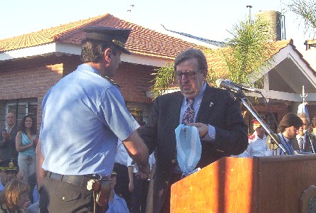 El Capitán Nasrala recibiendo de manos del Intendente Ubieto las llaves de la nueva comisaría de Benavidez El Capitán Nasrala recibiendo de manos del Intendente Ubieto las llaves de la nueva comisaría de Benavidez