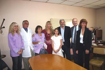 Chris Morena y González, junto a autoridades de Salud, el Hospital y la cooperadora, entregando la donación Chris Morena y González, junto a autoridades de Salud, el Hospital y la cooperadora, entregando la donación