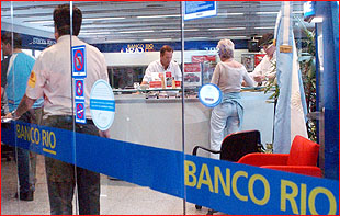 La sucursal Acassuso del Banco Río, que fue el viernes de la semana pasada escenario de un espectacular asalto, reanudará hoy su actividad normal de atención al público La sucursal Acassuso del Banco Río, que fue el viernes de la semana pasada escenario de un espectacular asalto, reanudará hoy su actividad normal de atención al público