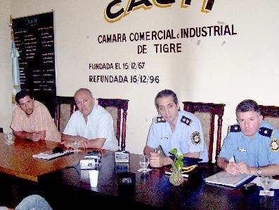 Presentan al nuevo titular de la comisaría primera de Tigre: de Derecha a Iziquierda, Capitán Maidana, Capitan Nasrala, Angel Bentitez, Eduardo Feijoo.
