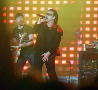 Bono pierde la voz en pleno concierto de U2 en Berlín