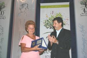 Elsa Schenone distinguida como mujer ejemplar por Gustavo Posse