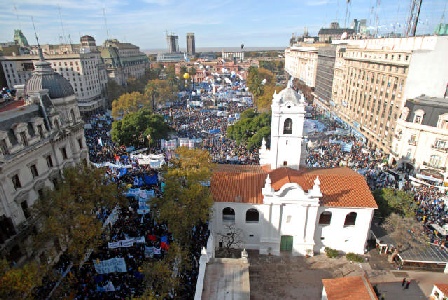 El festejo por el tercer aniversario del gobierno de Néstor Kirchner fue la mayor concentración desde los recordados cierres de campaña de 1983 y abundó en detalles coloridos tanto en torno al palco oficial como entre la masiva concurrencia