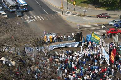 Caos de tránsito en San Isidro por el corte en la Av. Centenario y Márquez Caos de tránsito en San Isidro por el corte en la Av. Centenario y Márquez