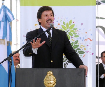 Gustavo Pssse, en el acto que tuvo lugar en la avenida Intendente Tomkinson, entre Andrés Rolón y Billinghurst. Gustavo Pssse, en el acto que tuvo lugar en la avenida Intendente Tomkinson, entre Andrés Rolón y Billinghurst.