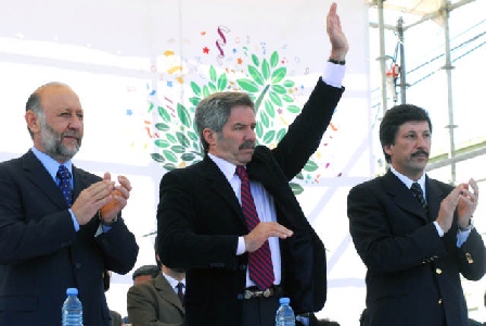 El Gobernador Felipe Solá y el intendente de San Isidro, Doctor Gustavo Posse, recorrieron las obras de urbanización y de infraestructura que se vienen realizando en el barrio La Cava El Gobernador Felipe Solá y el intendente de San Isidro, Doctor Gustavo Posse, recorrieron las obras de urbanización y de infraestructura que se vienen realizando en el barrio La Cava