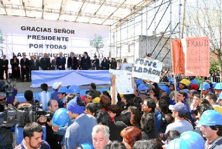Entre la concurrencia se observó un pequeño grupo de vecinos que, en algunos momentos, se refirieron a la gestión del intendente Posse con silbidos y abucheos, y obligaron al jefe comunal a centrar su discurso en la transparencia del mecanismo de otorgamiento de las viviendas, eje de los reclamos de estas personas que, con sus carteles y gritos, denunciaron inequidad en el acceso a este beneficio. Entre la concurrencia se observó un pequeño grupo de vecinos que, en algunos momentos, se refirieron a la gestión del intendente Posse con silbidos y abucheos, y obligaron al jefe comunal a centrar su discurso en la transparencia del mecanismo de otorgamiento de las viviendas, eje de los reclamos de estas personas que, con sus carteles y gritos, denunciaron inequidad en el acceso a este beneficio.