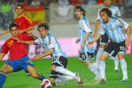 Argentina se mide con España, en un duelo de potencias con aspiraciones mundialistas