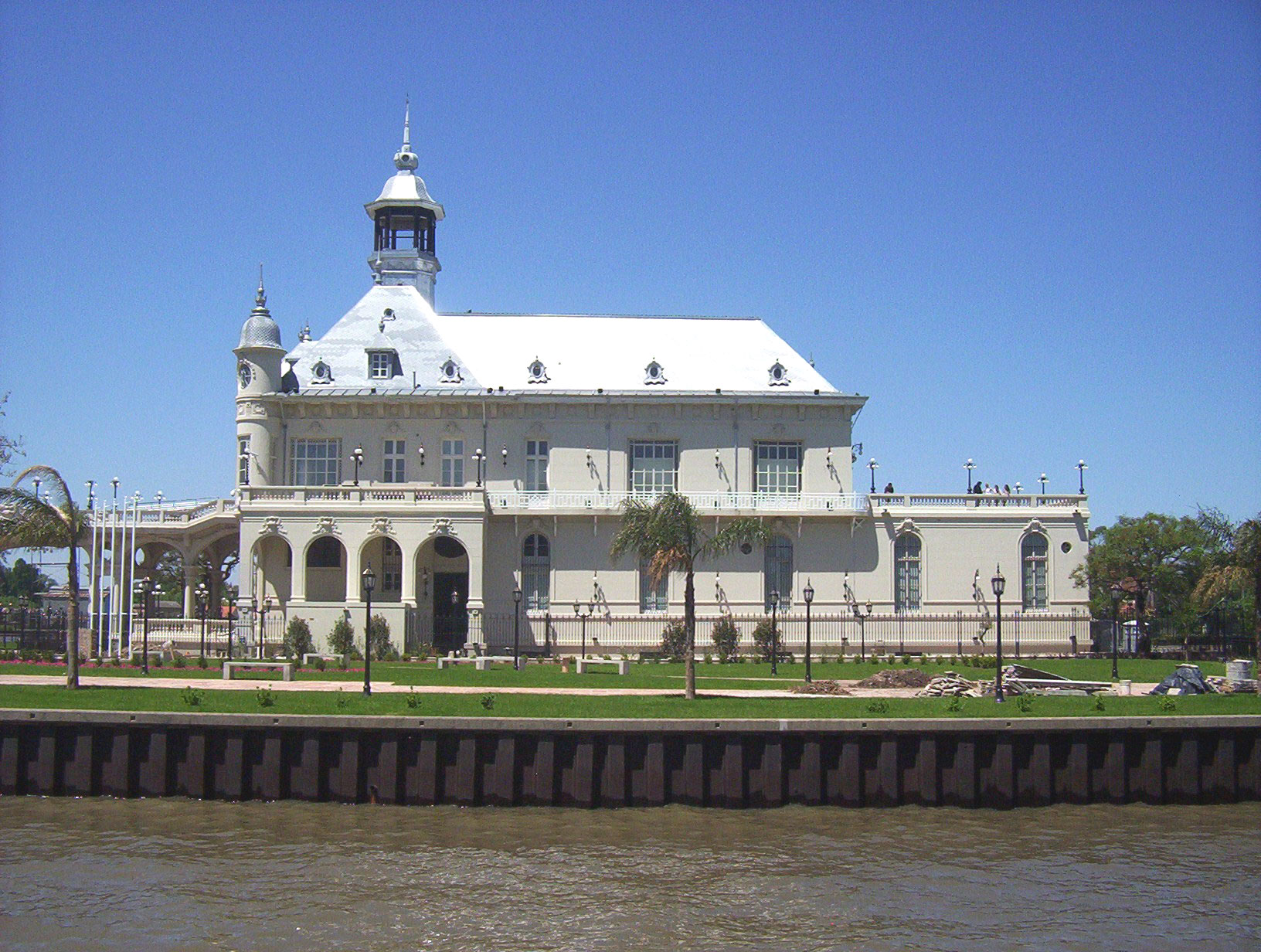 Vista latereal del Edificio del Museo de Arte de Tigre (ex Tigre Club)