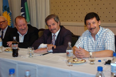 El gobernador Felipe Solá se reunió esta noche en el municipio de San Fernando con los Intendentes de la Región Metropolitana Norte (San Fernando, San Isidro, Tigre y Vicente López) El gobernador Felipe Solá se reunió esta noche en el municipio de San Fernando con los Intendentes de la Región Metropolitana Norte (San Fernando, San Isidro, Tigre y Vicente López)