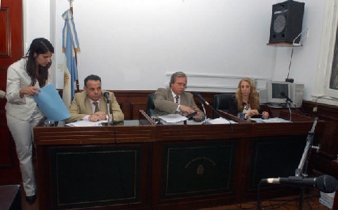 Los jueces Victor Bianco, Daniel Cisneros y Claudia Morgese integrantes del tribunal que a partir de hoy juzgarán, a Martín Oso Peralta y su banda por otros tres secuestros extorsivos cometidos en el año 2003 Los jueces Victor Bianco, Daniel Cisneros y Claudia Morgese integrantes del tribunal que a partir de hoy juzgarán, a Martín Oso Peralta y su banda por otros tres secuestros extorsivos cometidos en el año 2003