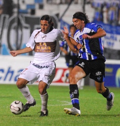 Platense alcanzó anoche la punta de la Primera B Nacional al derrotar, en condición de visitante, a Almagro por 3 a 1 Platense alcanzó anoche la punta de la Primera B Nacional al derrotar, en condición de visitante, a Almagro por 3 a 1