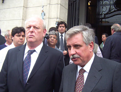 El Secretario de Salud Emilio Giménes y el Secretario de Gobierno Ernesto Casaretto visiblemente consternados
