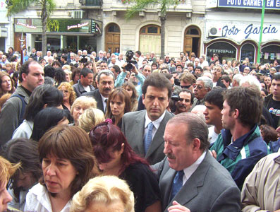 Osvaldo Amieiro y sergio Massa se abren paso entre los cientos de vecinos presentes.