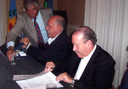 El Intendente de San Fernando, Osvaldo Amieiro, y su par de Hurlingham, Luis Acuña, firmaron un convenio por el cual San Fernando comprará medicamentos al Laboratorio Municipal de Especialidades Medicinales de Hurlingham