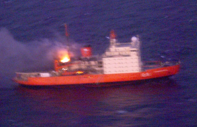 Intentan recuperar al rompehielos Irizar incendiado en alta mar 