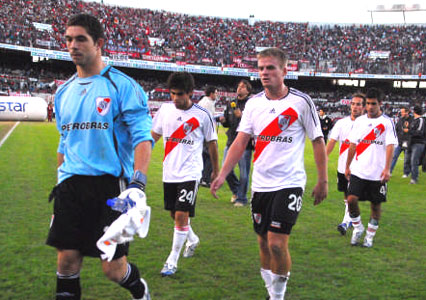 River no pudo con el Rojo y otra vez se fue entre silbidos. River no pudo con el Rojo y otra vez se fue entre silbidos.