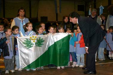 El intendente Posse presentó en sociedad la bandera de San Isidro