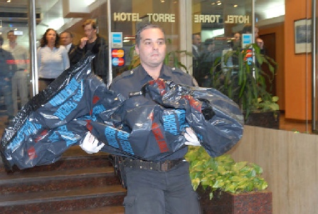 retiran el cuerpo de la nena de siete años, que fue asesinada por su padre, quien además le quito la vida a su ex mujer y a su otro hijo de cuatro años retiran el cuerpo de la nena de siete años, que fue asesinada por su padre, quien además le quito la vida a su ex mujer y a su otro hijo de cuatro años