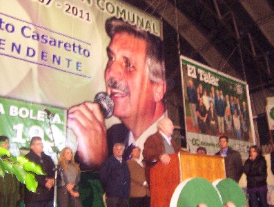 el Presidente de Accion Comunal Emilio Giménez se dirige al público, más atrás Ernesto Casaretto junto a sus colaboladores. el Presidente de Accion Comunal Emilio Giménez se dirige al público, más atrás Ernesto Casaretto junto a sus colaboladores.