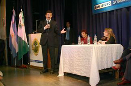 El intendente Posse agradeciendo a la ministra Kirchner durante la ceremonia 
