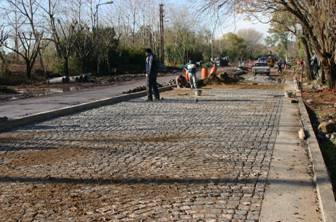 Comenzó la pavimentación de camino de la ribera en el Bajo de San Isidro y Acassuso Comenzó la pavimentación de camino de la ribera en el Bajo de San Isidro y Acassuso