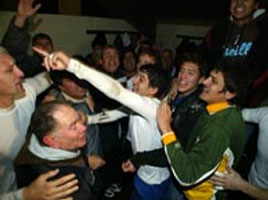 Veinte mil hinchas celebraron en Victoria el postergado ascenso Veinte mil hinchas celebraron en Victoria el postergado ascenso