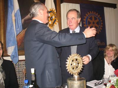 Cambio de autoridades: El nuevo titular del Rotary, Alberto Frola (der), recibe el abrazo del presidente saliente Clemente Martínez. Cambio de autoridades: El nuevo titular del Rotary, Alberto Frola (der), recibe el abrazo del presidente saliente Clemente Martínez.