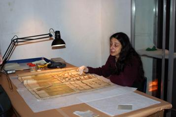 Nora Altrudi en el minucioso trabajo de restauración de un antiguo plano Nora Altrudi en el minucioso trabajo de restauración de un antiguo plano