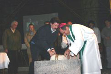El intendente Posse y el obispo Casaretto retiran de la piedra basal la caja con el legado de 112 años