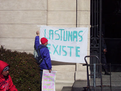 Andrea Aquino, una de las vecinas del barrio, frente el Municipio de Tigre Andrea Aquino, una de las vecinas del barrio, frente el Municipio de Tigre