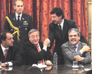 Posse en la firma de convenios con el Presidente Kirchner
